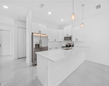 2218 Fairway Drive - Photo Thumbnail 7