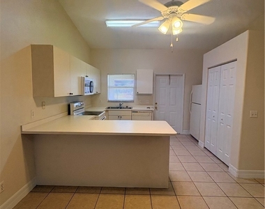 1713 Sw 33rd Terrace - Photo Thumbnail 2