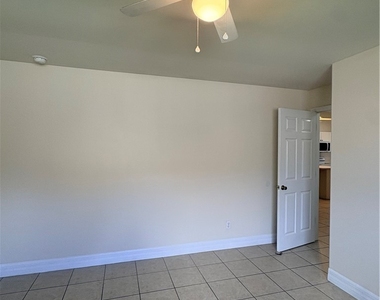 1713 Sw 33rd Terrace - Photo Thumbnail 4