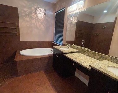 2427 Ashbury Circle - Photo Thumbnail 8