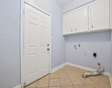 8103 Oak Moss Drive - Photo Thumbnail 23