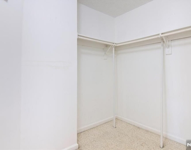 1125 Hyde Park - Photo Thumbnail 14