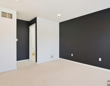 1125 Hyde Park - Photo Thumbnail 13