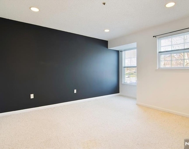 1125 Hyde Park - Photo Thumbnail 10