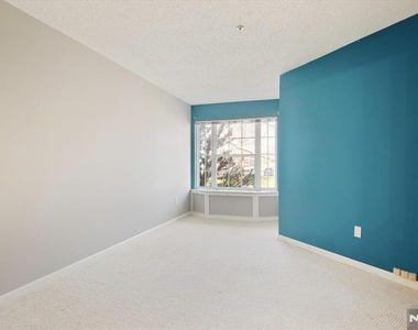 1125 Hyde Park - Photo Thumbnail 17