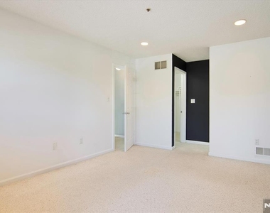 1125 Hyde Park - Photo Thumbnail 12