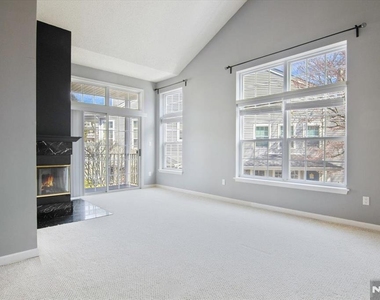 1125 Hyde Park - Photo Thumbnail 4