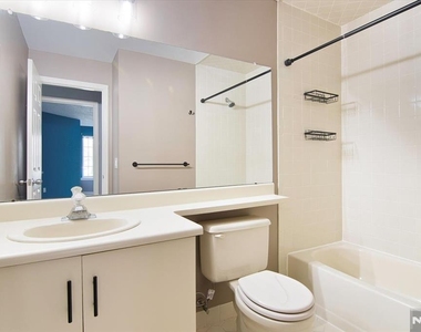 1125 Hyde Park - Photo Thumbnail 20