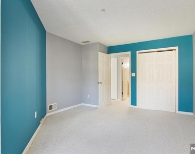 1125 Hyde Park - Photo Thumbnail 19