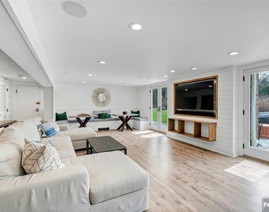 7 Deerhill - Photo Thumbnail 27