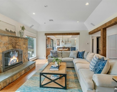 7 Deerhill - Photo Thumbnail 10