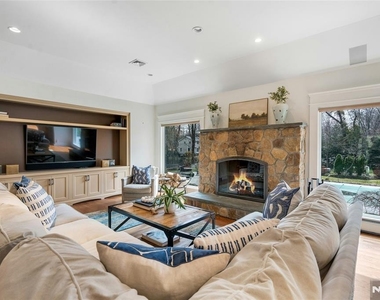 7 Deerhill - Photo Thumbnail 11