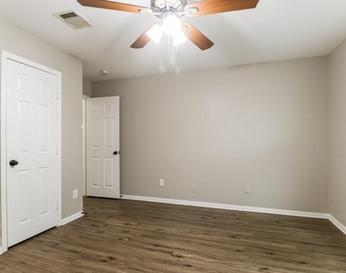 2815 Lexington Park Drive - Photo Thumbnail 11