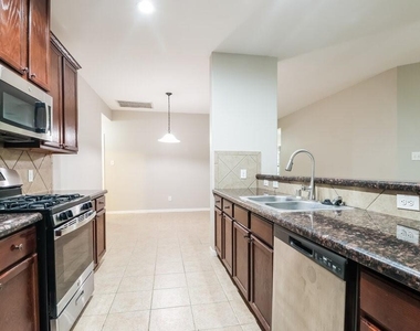 2815 Lexington Park Drive - Photo Thumbnail 6