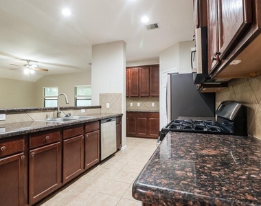 2815 Lexington Park Drive - Photo Thumbnail 5