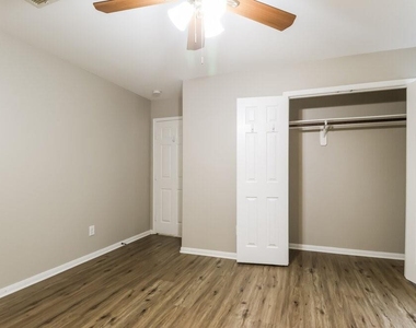 2815 Lexington Park Drive - Photo Thumbnail 10
