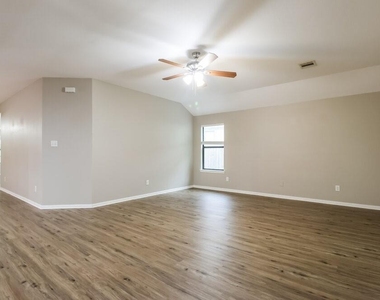 2815 Lexington Park Drive - Photo Thumbnail 3
