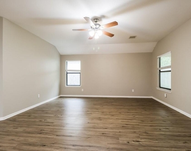2815 Lexington Park Drive - Photo Thumbnail 2
