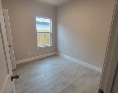 11915 Nelwood Street - Photo Thumbnail 9