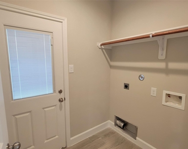 11915 Nelwood Street - Photo Thumbnail 4