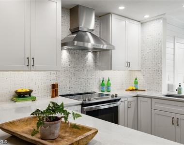 3135 Riviera Drive - Photo Thumbnail 6