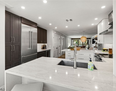 3135 Riviera Drive - Photo Thumbnail 3