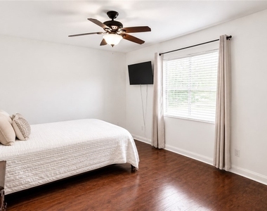1089 Nottingham Drive - Photo Thumbnail 15