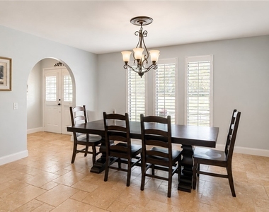 1089 Nottingham Drive - Photo Thumbnail 4