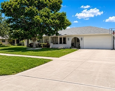 1089 Nottingham Drive - Photo Thumbnail 2