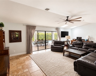 1089 Nottingham Drive - Photo Thumbnail 9