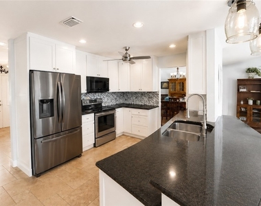 1089 Nottingham Drive - Photo Thumbnail 5