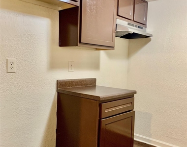 8100 Creekbend Drive - Photo Thumbnail 7