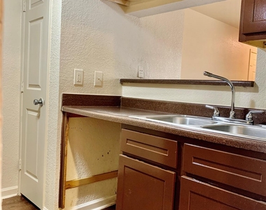 8100 Creekbend Drive - Photo Thumbnail 6