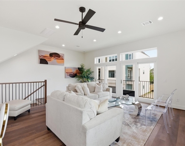 7702 Earl Rudder Way - Photo Thumbnail 14