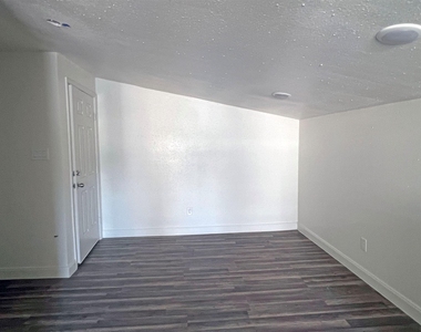 201 Eastwood Unit 5 Street - Photo Thumbnail 15
