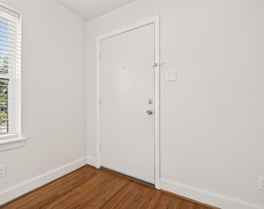 609 Cortlandt Street - Photo Thumbnail 3