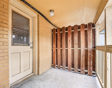 609 Cortlandt Street - Photo Thumbnail 23