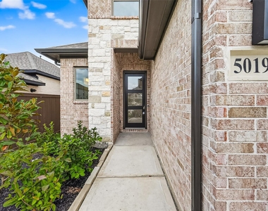 5019 Bowen Prairie Drive - Photo Thumbnail 4
