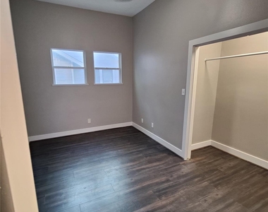 711 Graham Place - Photo Thumbnail 6