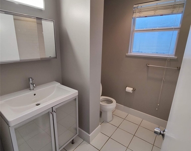 711 Graham Place - Photo Thumbnail 7