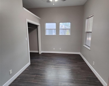 711 Graham Place - Photo Thumbnail 4