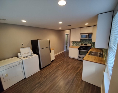 711 Graham Place - Photo Thumbnail 9