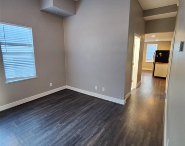 711 Graham Place - Photo Thumbnail 3
