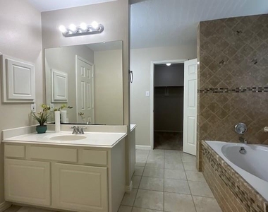 17110 Fairway Glen Court - Photo Thumbnail 16