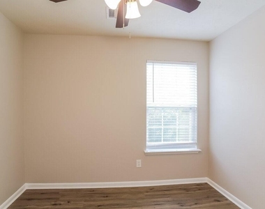 8138 Sanders Glen Lane - Photo Thumbnail 9