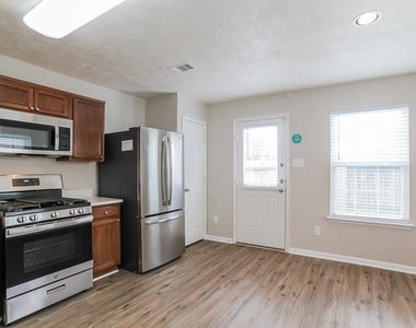 8138 Sanders Glen Lane - Photo Thumbnail 4