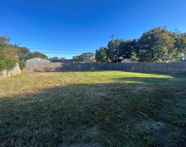 222 Ruslee Street - Photo Thumbnail 9