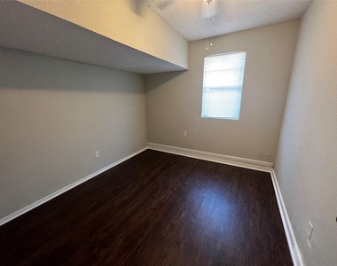 222 Ruslee Street - Photo Thumbnail 7