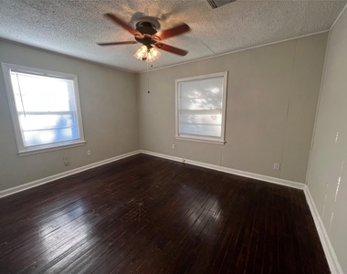 222 Ruslee Street - Photo Thumbnail 5