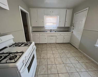 222 Ruslee Street - Photo Thumbnail 4